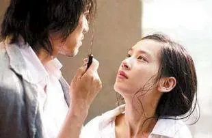 周星驰电影功夫中斧头帮出场时那段插曲叫什么名字？