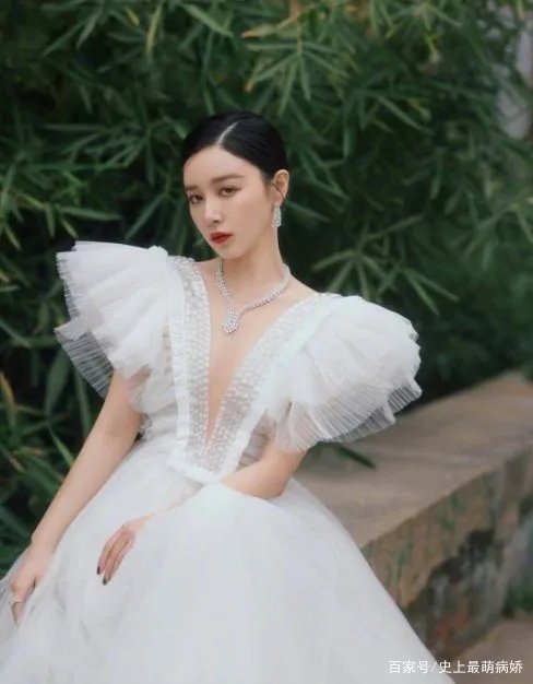 阚清子越来越会穿，一袭蝴蝶袖V领礼服裙，有时尚感吗？