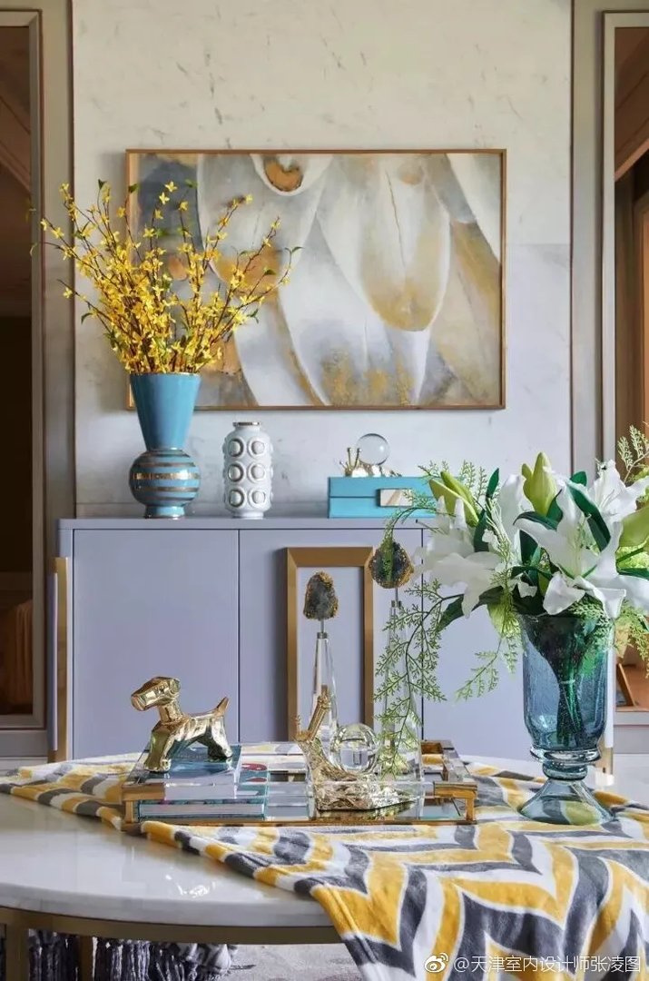 轻奢视觉空间系列2，中性色调的硬装搭配大量的金色配饰，通过蓝...