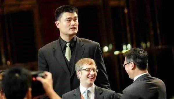 姚明的翻译科林潘，服务了3年，赚到多少钱？他近况如何？