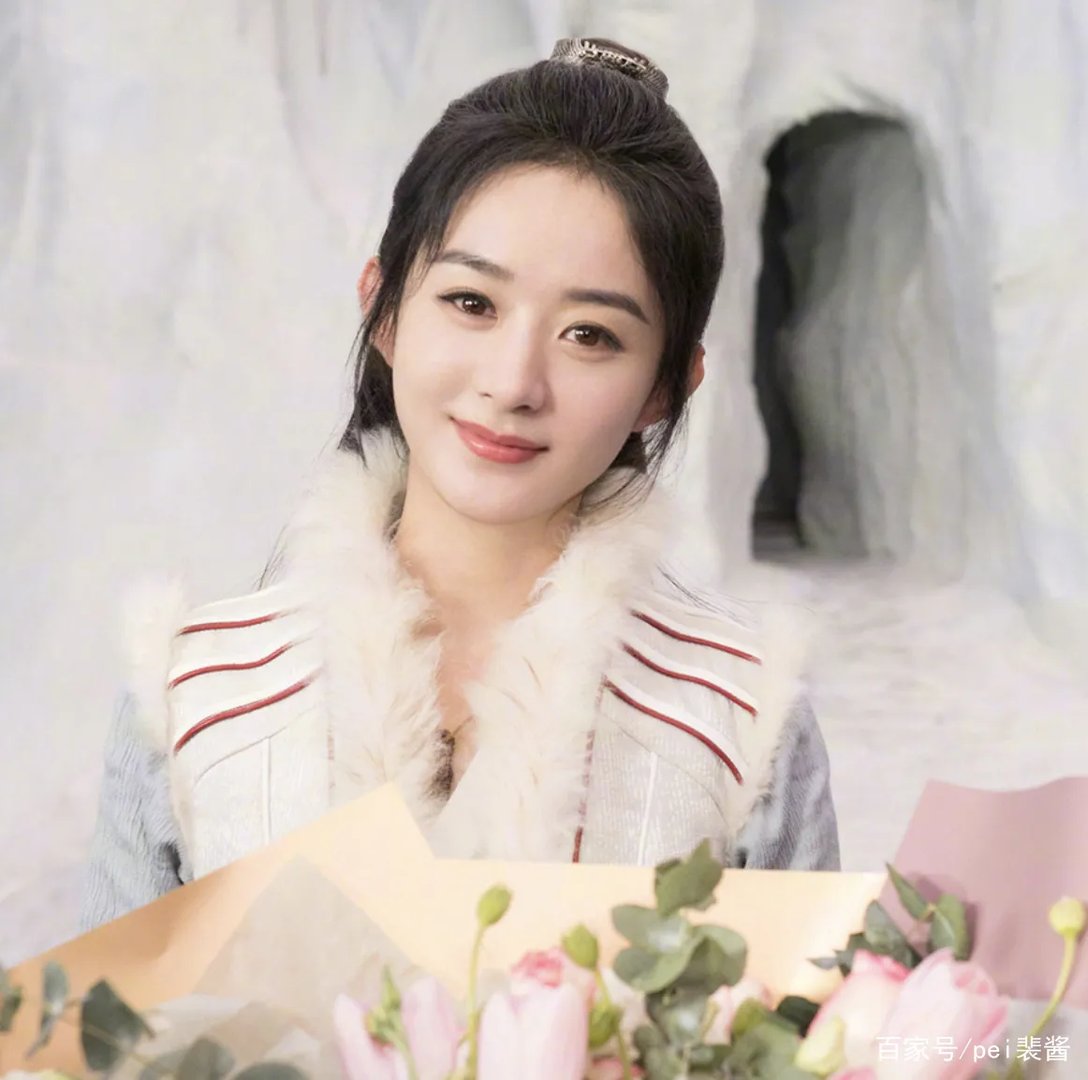 冯绍峰牵着赵丽颖散步自觉走外侧，有没有酸到网友？