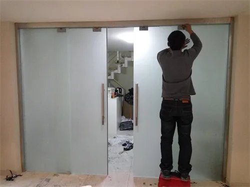 玻璃门坏了找谁修