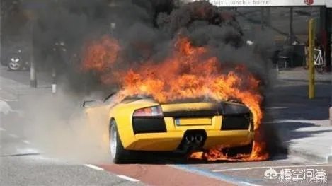 温州：疑因堵车油门踩踩停停！400万兰博基尼自燃烧成空壳，车还是借的, 你怎么看？