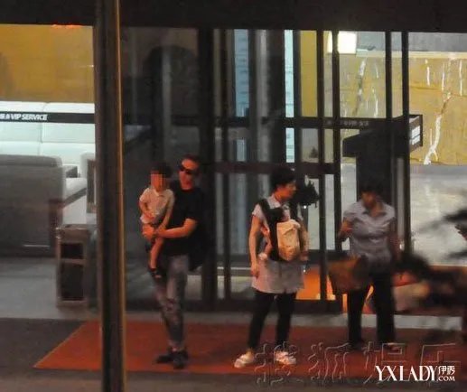 邓超孙俪携儿女现身机场全家走贵宾通道避骚扰
