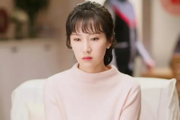 李念罕见分享自拍照撞脸毛晓彤，你觉得回归家庭的她还会复出吗？