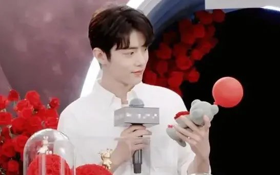 肖战的个人简介是怎么样的？