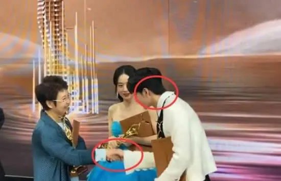 赵丽颖给王一博介绍前辈 一个细节看出来王一博的反应