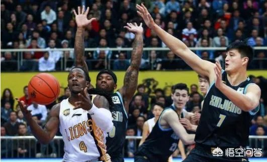 季后赛广厦无缘四强，比赛中球迷突然爆发冲突，打架者被带离球场，当时发生了什么？