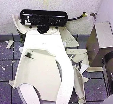 济南一女子公司内上厕所马桶爆裂，碎片划伤女子腿部，后来怎样？