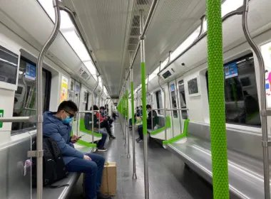 英国一男子在地铁打骂其他乘客被捕，他为何会有如此举动？