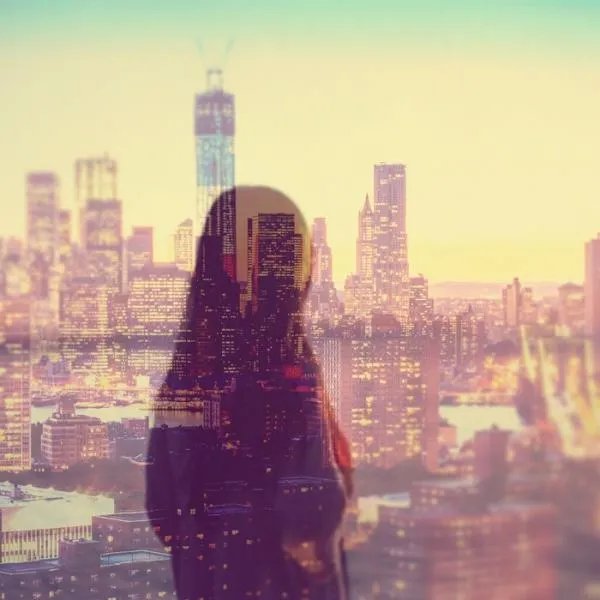 之前看过一张图片背景是风景中间是一个人形，是什么软件啊