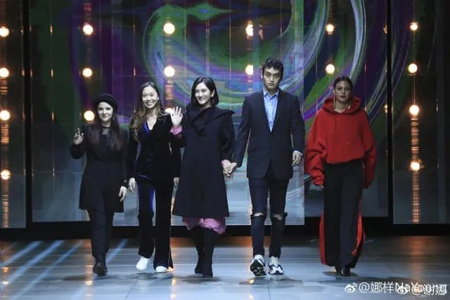 你怎么看“谢娜分析维密奚梦瑶摔倒真正原因”？