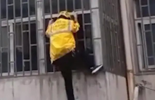 河南女童被卡防盗窗，外卖小哥徒手爬楼救下，你遇到此事会怎么做？