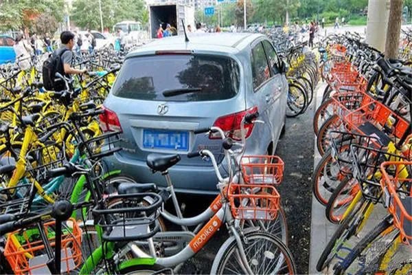 私家车被共享单车重重包围，给你的出行带来什么影响？