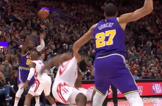 戈贝尔推倒哈登被吹犯规，打翻技术台的物品，遭裁判驱逐出场，哈登这球假摔了吗？