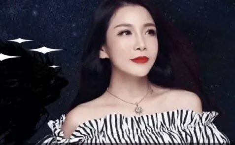 凤凰向南飞彩云在跟随.倾听山河水天堂有多美是什么歌的歌词