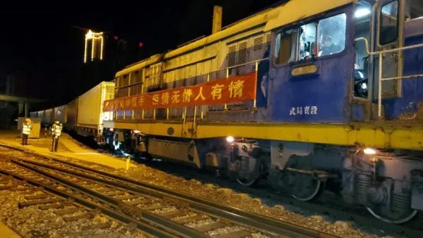 四名女子铁路上拍艺术照被罚款,此行为可能引发哪些后果?