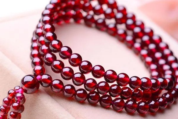 石榴石戴哪只手比较好？有什么说法么？