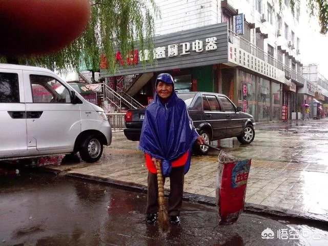 如何看待河南邓州一名保洁大妈被一群统一着装年轻女子围着殴打，并宣称见一次打一次？