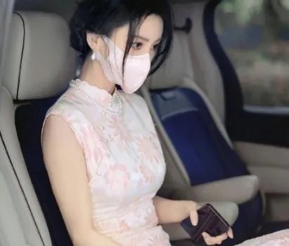 baby生娃后身材似少女，小码旗袍还要靠别针撑住，你怎么看？