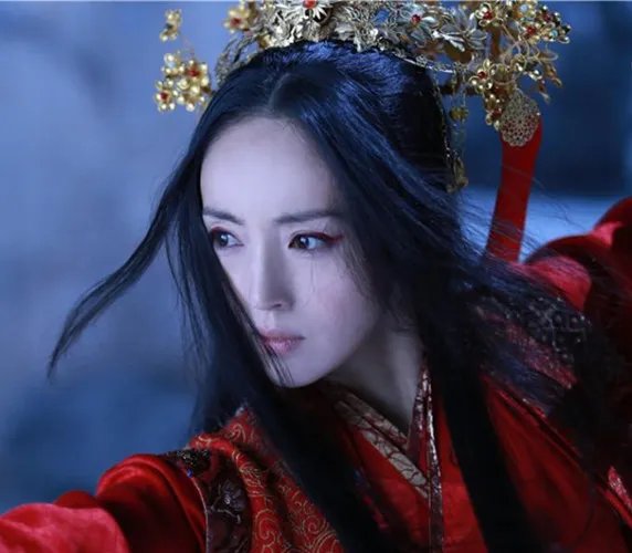 董璇林朝英图片 红衣白雪美哭