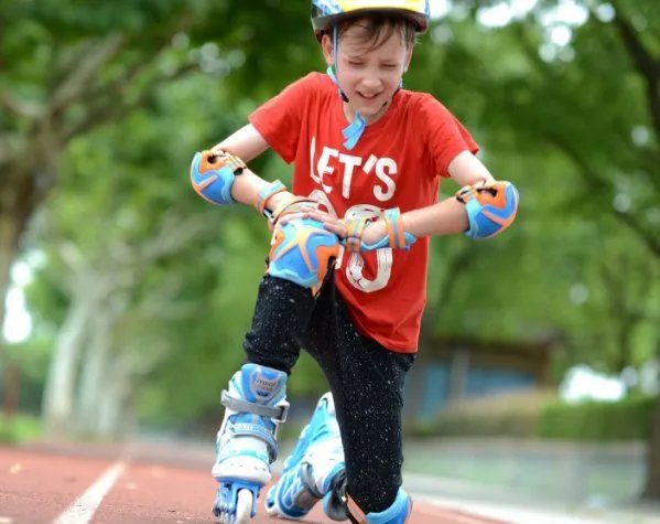 大爷玩轮滑和狗相撞后索赔23万遭拒，这事你怎么看？