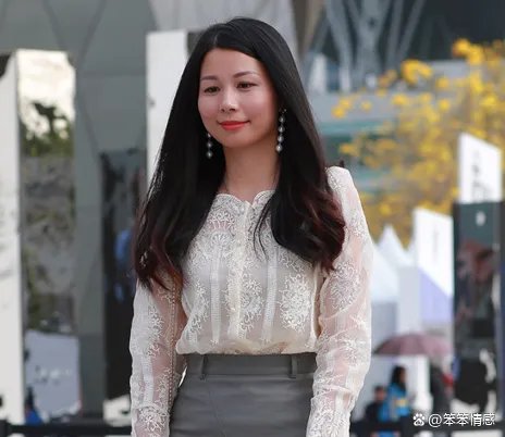 美女必备的蕾丝衫配半身裙，简约清爽又显瘦，你会借鉴这样的穿搭风格吗？