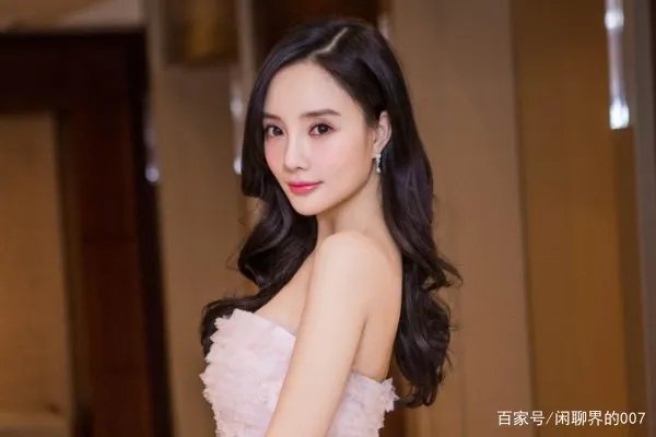 李小璐爆照秀身材,墙根却P变形,腿形与未修图对比差距大,你怎么看?