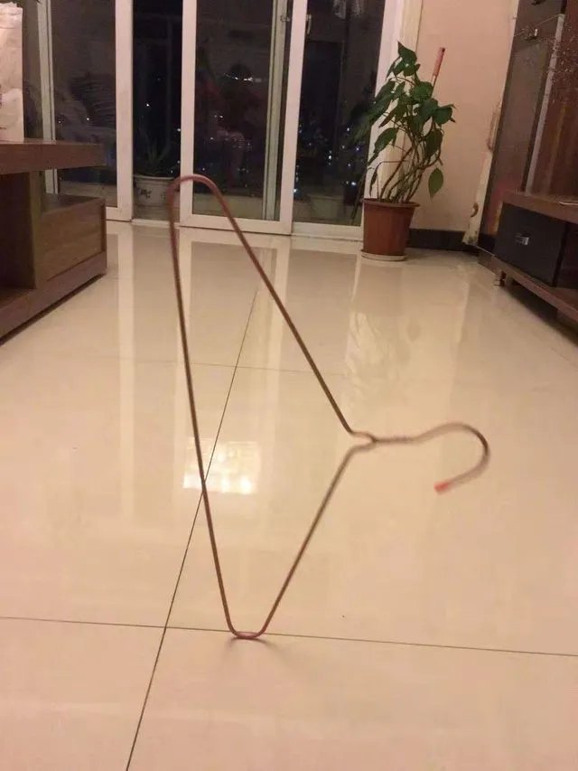 昨天“立扫把”，今天倒立上厕所？沙雕网友的脑洞有多大！