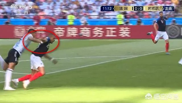 世界杯比赛上法国队对阵阿根廷队,罗霍对姆巴佩的犯规不是应该在禁区外吗,为什么裁判吹了点球?