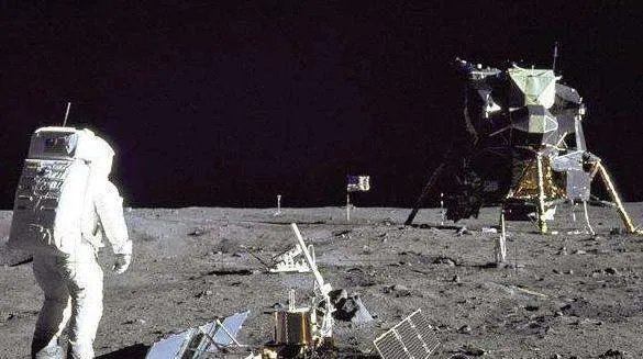 月球到底能不能自转？为什么人类只能看到月球的一面？