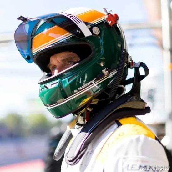 “法鲨”迈克尔·法斯宾德现身欧洲勒芒系列赛 身穿赛车服帅气依旧