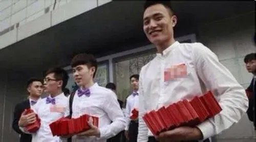 伴郎要不要给红包    一般给多少