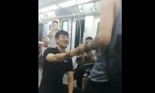 成都地铁基友求婚为何被路人阿姨扇耳光？