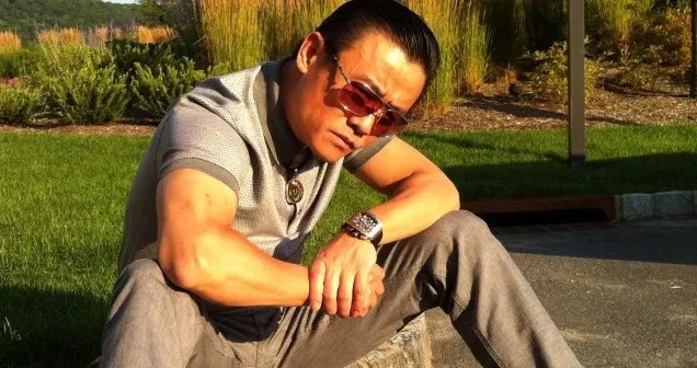 贬低郭德纲太俗，骂徐峥是头猪，枪毒案后销声匿迹的周立波，如今怎么样了？