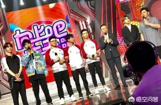 RNG仅有三人录制天天向上，蔡徐坤粉丝发放RNG宣传资料，你怎么看？