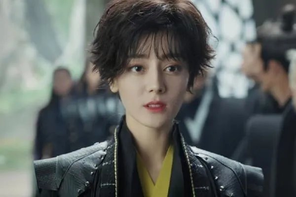 《与君初相识》迪丽热巴的短发造型太雷人，五官明艳的她真的不能留短发吗？