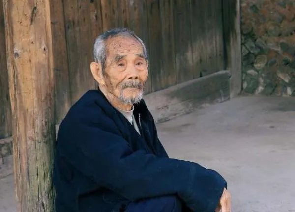 老人失手打碎了玉镯，六个子女无人再给他养老，这事闹到了法院，结果如何？