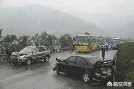 高速路上行驶的几十辆车撞在了一起，责任该怎么划分？