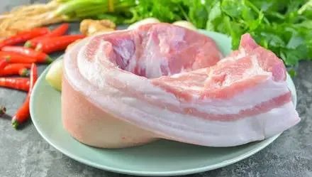 美国市场无肉可卖，为何养殖户却对猪进行安乐死，尸体堆积如山？