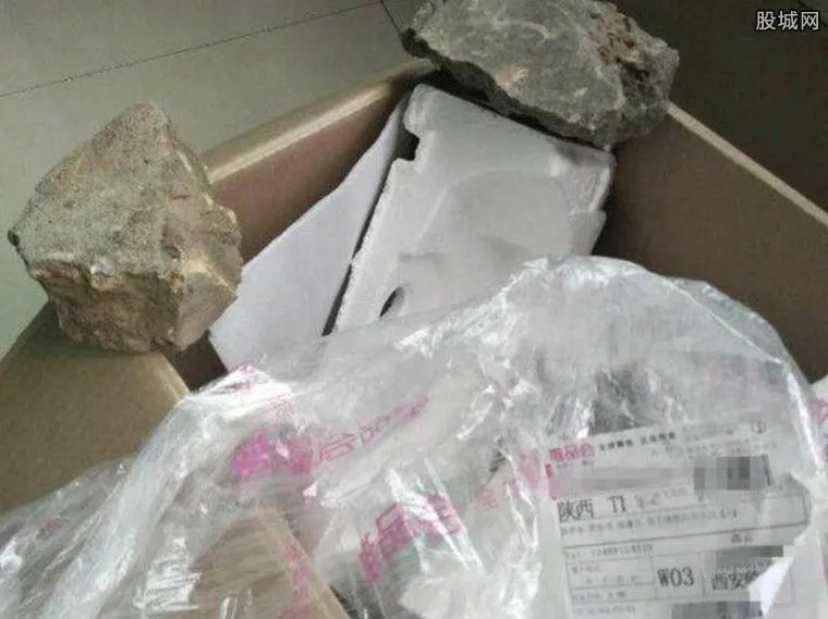 网购电饭煲收砖头 7百多元电饭煲联系客服至今无回复