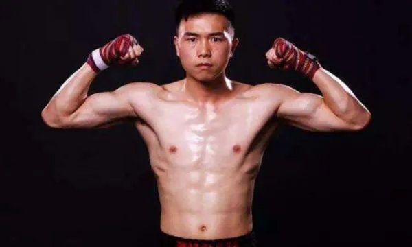 拳王徐灿现在还是现役职业拳手吗，他都参加过哪些比赛？