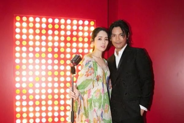 向佐郭碧婷婚礼明明很甜，为何有人说这只是一场交易？