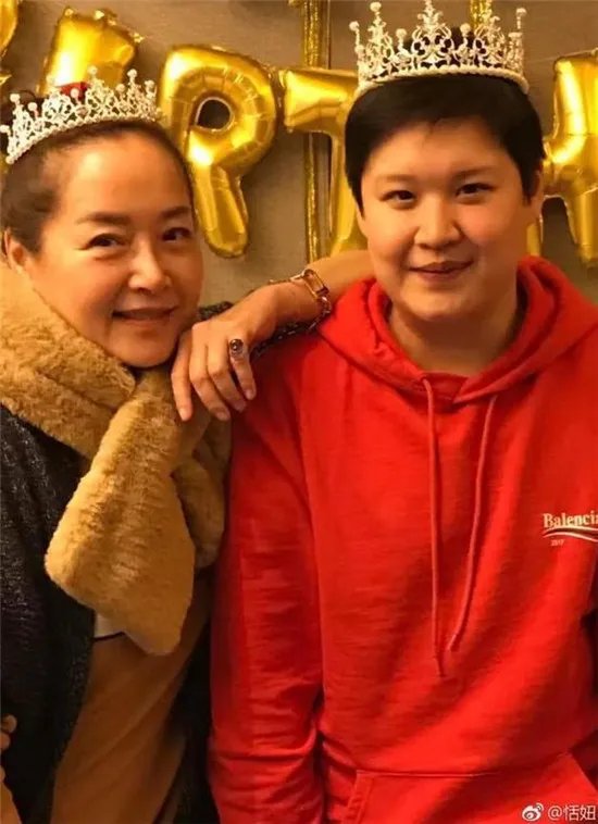 恬妞的女儿是谁的做什么 恬妞女儿男儿装长得太像明星爸爸了