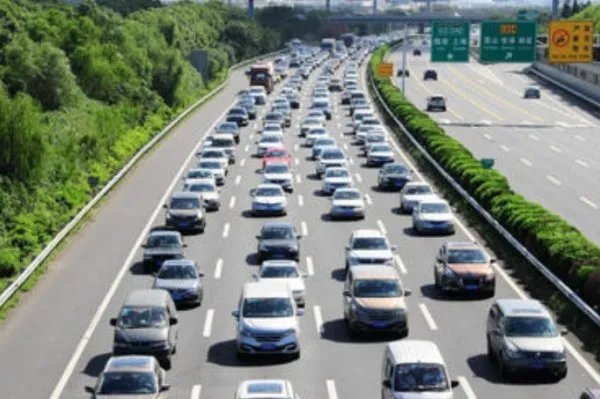 全家出动为堵车路人煮面，你会去吃这碗免费爱心面吗？