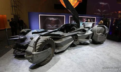 那辆蝙蝠车多少钱我买了！《DC宇宙三巨头》服装联展