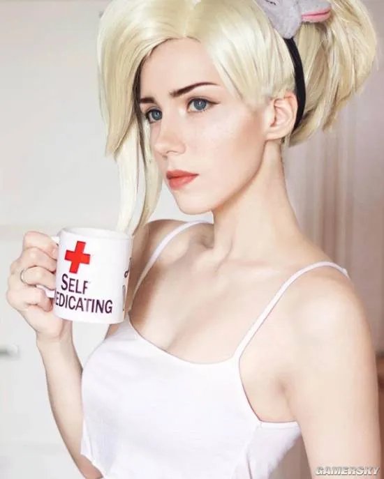 俄少女COS《守望先锋》救生员天使 身材火辣浮想联翩