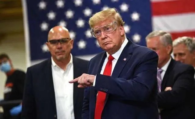 特朗普参观口罩工厂，只戴护目镜，坚决不戴口罩，对他的这波操作，你怎么看？