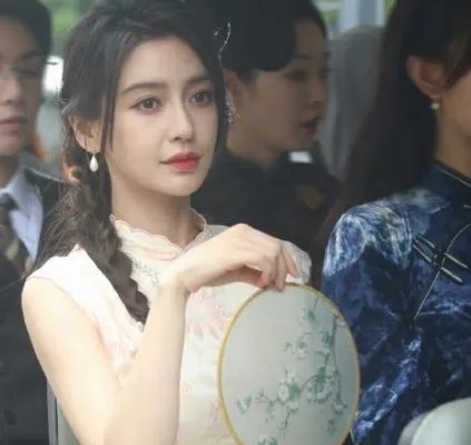 baby生娃后身材似少女，小码旗袍还要靠别针撑住，你怎么看？