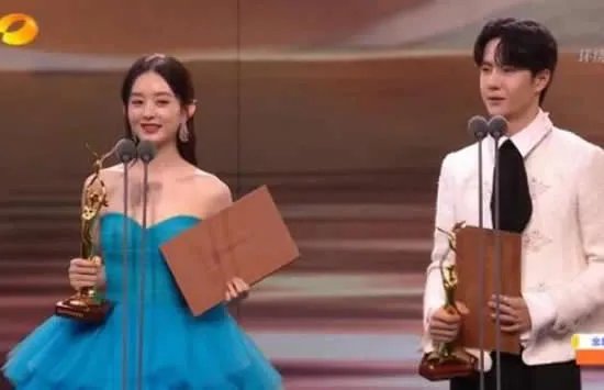 赵丽颖给王一博介绍前辈 一个细节看出来王一博的反应